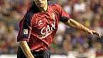 CON LOS MISMOS COLORES. El central dejará el rojillo de Osasuna para vestir el del Nàstic.