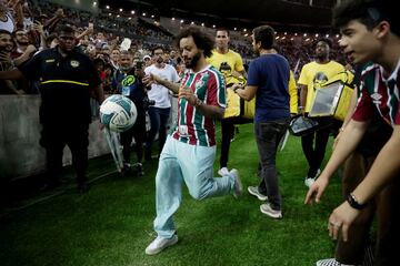 Marcelo laza balones a los aficionados del Fluminense.