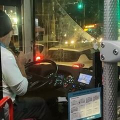 Nunca viste algo así: un chofer se luce como animador en micro del Transantiago