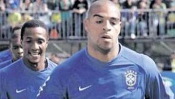 Adriano espera jugar en el Madrid junto a Ronie.