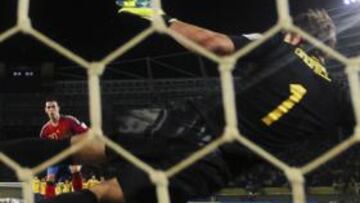 <b>MALA SUERTE. </b>Gabriel repele el lanzamiento de penalti de Álvaro Vázquez. A partir de ahí se complicó el futuro de España, que terminó cayendo pese a ser mejor.