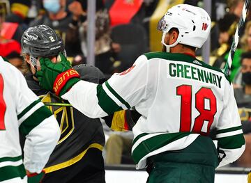 El hockey sobre hielo tiene fama de ser un deporte un tanto agresivo y algunas jugadas sobrepasan los límites del
fair play. Como esta en la que el ala izquierda de Minnesota Wild Jordan Greenway introduce los dedos en los ojos del
defensa de los Vegas Knights Zach Whitecloud, en el partido de la primera ronda de los playoffs de la Copa Stanley.