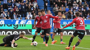 Vicente Guaita intenta atrapar el balón y Carlos Domínguez despejarlo durante el partido entre el Alavés y el Celta en Mendizorroza.