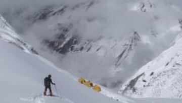 <b>DE VUELTA. </b>Carlos Soria regresa al campo 1 tras comprobar que la montaña no está en condiciones para intentar hacer cima.