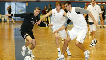 Zidane, junto a Lucio Angulo y Sonseca, protagonistas del r&eacute;cord de tiros libres en 2002.