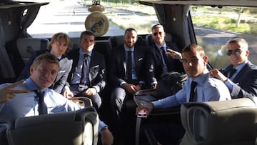 Kroos, Kovacic, Benzema, Sergio Ramos, Theo y Lucas Vázquez en el autobús del Real Madrid.