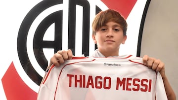El hijo mayor de Lionel Messi, Thiago, fue fotografiado en varias ocasiones con la camiseta de River Plate durante su visita al Monumental. Foto: Redes sociales.