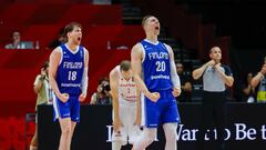 Alexander Madsen, de Finlandia, celebra la victoria ante Polonia.