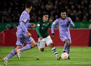 Luis Telles y Rodrygo luchan por llevarse el bal¨®n.