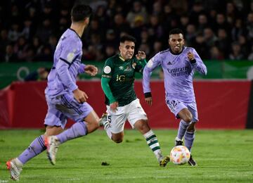 Luis Telles y Rodrygo luchan por llevarse el balón.