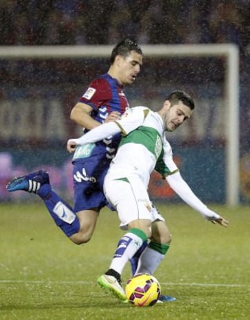 El centrocampista del Eibar Mikel Arruabarrena lucha un balón con el croata Mario Pasalic.