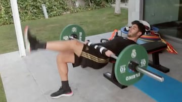 Asensio trabaja así en casa: vean su sacrificado entrenamiento