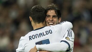 Kak&aacute; y Cristiano Ronaldo se abrazan durante un partido del Real Madrid.