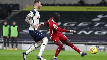 28 January 2021, United Kingdom, London: Liverpool's Sadio Mane (R) scores his side's third goal during the English Premier League soccer match between Tottenham Hotspur and FC Liverpool at Tottenham Hotspur Stadium. Photo: Catherine Ivill/PA Wi
