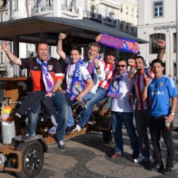 Los aficionados de Madrid y Atlético que se desplazaron a Lisboa ayer ya están disfrutando por las calles de la ciudad y llenándolas de colorido.