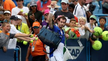 Andy Murray se despide tras perder ante Richard Gasquet en el Western and Southern Open, el Masters 1.000 de Cincinnati, en el Lindner Family Tennis Center de Mason, Ohio.
