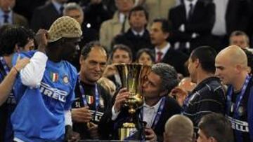 <b>TÍTULO. </b>Mourinho besa la Copa de Italia rodeado de los jugadores del Inter.