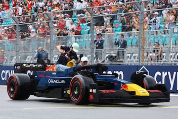 Durante el Gran Premio de Miami 2025, los 20 pilotos de F車rmula 1 desfilaron en r谷plicas a tama?o real de sus monoplazas, construidas con aproximadamente 400.000 piezas de LEGO cada una. Estas versiones el谷ctricas, con neum芍ticos Pirelli reales, alcanzaban hasta 20 km/h y fueron creadas en colaboraci車n con LEGO. El desfile reemplaz車 al tradicional cami車n de presentaci車n, ofreciendo una experiencia m芍s creativa, que gener車 entusiasmo tanto en la pista como entre los espectadores. La iniciativa busca acercar el espect芍culo de la F1 a los fans.