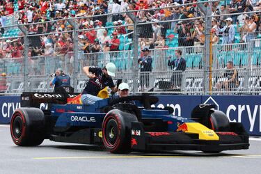 Durante el Gran Premio de Miami 2025, los 20 pilotos de Fórmula 1 desfilaron en réplicas a tamaño real de sus monoplazas, construidas con aproximadamente 400.000 piezas de LEGO cada una. Estas versiones eléctricas, con neumáticos Pirelli reales, alcanzaban hasta 20 km/h y fueron creadas en colaboración con LEGO. El desfile reemplazó al tradicional camión de presentación, ofreciendo una experiencia más creativa, que generó entusiasmo tanto en la pista como entre los espectadores. La iniciativa busca acercar el espectáculo de la F1 a los fans.