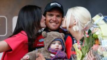 Greg Van Avermaet recibe los honores en el podio junto a su hija.