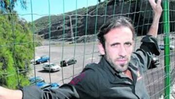 <b>EN SUS MANOS. </b>Ángel Pindado defenderá esta tarde el arco de la Unión Deportiva en detrimento de Roberto Santamaría.