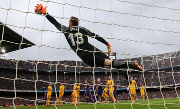 Leo Messi scores from the free-kick. 1-0