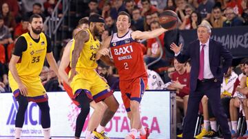 GRAF5629. MANRESA (BARCELONA), 08/12/2019.- El escolta Ryan Toolson (d) del Baxi Manresa, defiende la posesión ante el base estadounidense del Barcelona Malcolm Delaney, en el partido de la duodécima jornada de Liga Endesa que se disputa en el pabellón Nou Congost de Manresa. EFE/Susanna Sáez
PUBLICADA 09/12/19 NA MA34 3COL