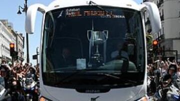 <b>LA COPA, AL FRENTE. </b>La Policía escoltó hasta la Puerta del Sol a los dos autobuses del Madrid, el primero con la Copa como primer pasajero.