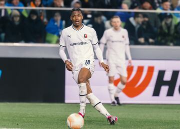 Canterano del Stade Rennais FC y siendo una de las grandes promesas para la zaga del fútbol francés. Ha disputado ocho partidos en la Ligue 1 y tres en la Europa League.