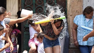 Conoce el origen y significado del Sábado de Gloria, así como los motivos de la mala costumbre de “mojarse” en esta fecha de Semana Santa.