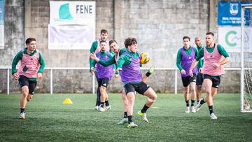 Los jugadores del Racing de Ferrol, durante un entrenamiento.