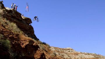 Drop gigante de Andreu Lacondeguy durante su ronda ganadora en el Red Bull Rampage 2014 de MTB Freeride.