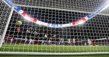 El brasileño recortó hacia dentro y buscó el primer palo cuando lo natural era buscar el segundo. Esto engañó a Oblak, que la tocó, pero no pudo sacarla. El Betis se adelantó en el partido.