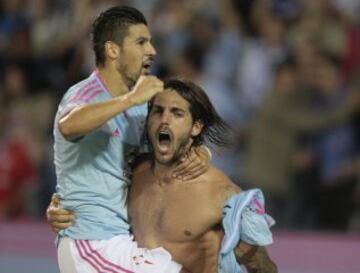 2-1. Larrivey celebra el segundo tanto con Nolito.