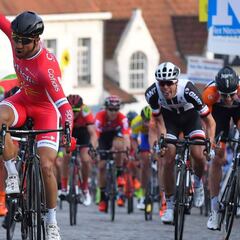 Victoria clara de Bouhanni en medio del caos por las caídas