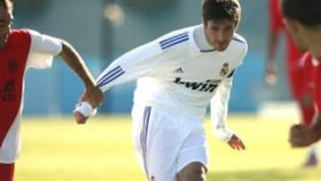 <b>EL CEREBRO. </b>Fran Rico, el capitán, pasa un balón en el Di Stéfano.