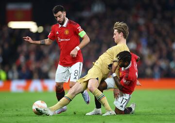 Frenkie de Jong lucha con los jugadores del Manchester United,  Bruno Fernandes y Fred.