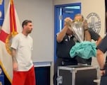 Bizarro e incómodo momento en el que Messi lleva el trofeo de la MLS a la policía