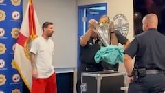 Bizarro e incómodo momento en el que Messi lleva el trofeo de la MLS a la policía