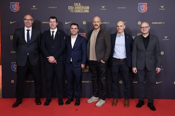 Exjugadores de la sección balonamno posan en la alfombra roja del gran Teatro del Liceu.