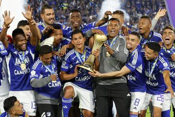 Jugadores de Millonarios celebran con el trofeo al ganar hoy, la final de la Primera División del fútbol profesional colombiano ante Atlético Nacional en el estadio El Campín en Bogotá (Colombia).