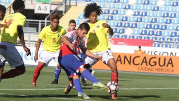 Z&aacute;rate remata un bal&oacute;n en el Ecuador - Paraguay.