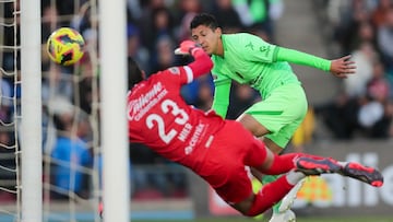 Kevin Mier (L) of Cruz Azul fights for the ball with Angel Zaldivar (R) of Juarez during the 2nd round match between FC Juarez and Cruz Azul as part of the Liga BBVA MX, Torneo Clausura 2025 at Olimpico Benito Juarez Stadium on January 18, 2025 in Ciudad Juarez, Chihuahua, Mexico.