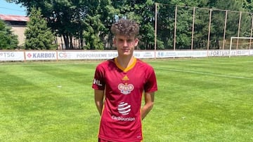 Daniel Villaseca posa con la camiseta de su último club.