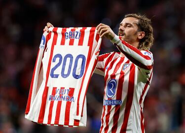 Antoine Griezmann anotó el 3-0 y el gol 200 con el Atlético. El Metroplitano puesto en pie para homenajear a su ídolo, que mostró una camiseta con el dorsal 200. Una noche que, de momento, es un sueño en el estadio rojiblanco.
