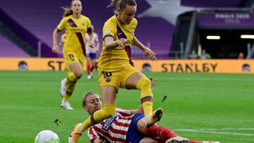 Graham Hansen y Menayo, jugadoras del Atl&eacute;tico y del Bar&ccedil;a durante un Cl&aacute;sico. 