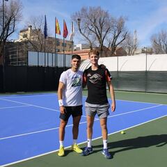 Alcaraz ya entrena en Doha tras machacarse con Landaluce