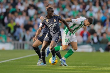 El jugador del Real Betis, Aitor Ruibal, pelea un balón con el jugador del Real Madrid, Mendy. 
 