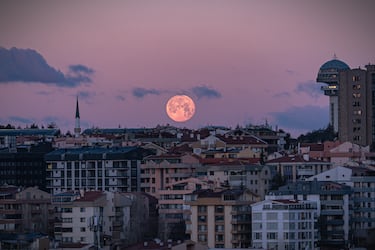 Vista de la Luna llena durante la madrugada en Ankara.