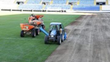 El Málaga sustituye el césped de La Rosaleda